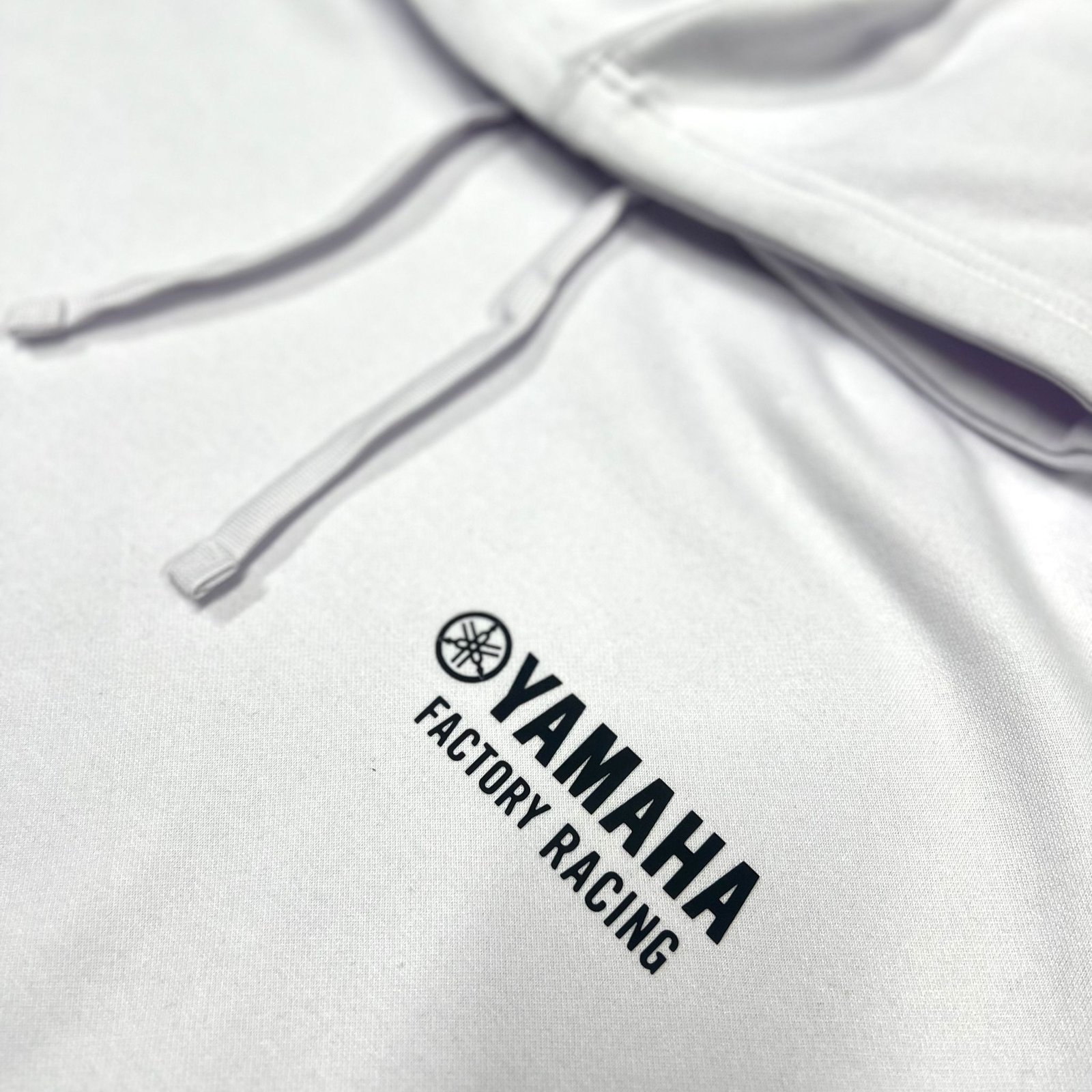 CAMISOLA COM CAPUZ - YAMAHA C/ RISCAS - Image 3